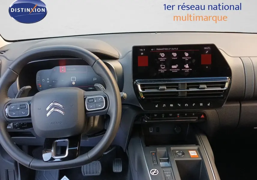 Vue intérieure centrée sur le volant et la console centrale du Citroën C5 Aircross 2025, finition noire moderne.