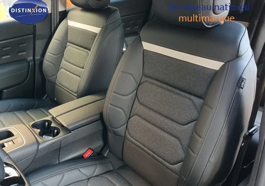 Vue rapprochée des sièges avant en tissu et cuir noir du Citroën C5 Aircross 2025, finition intérieure soignée.