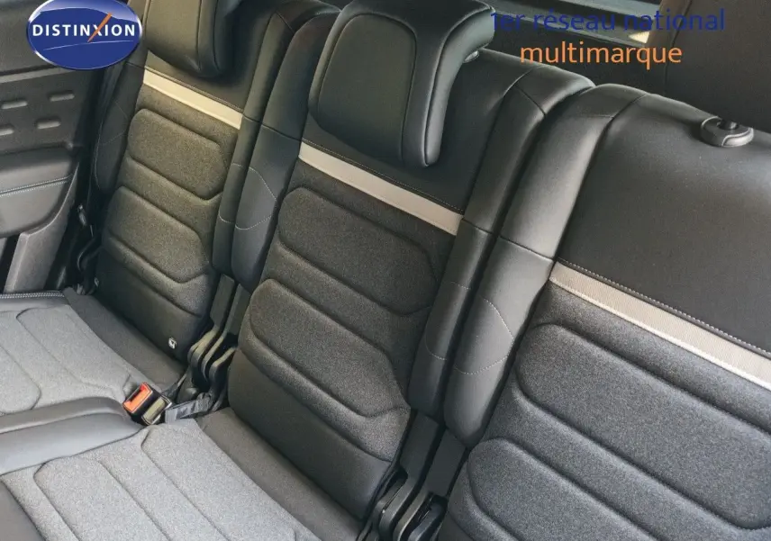 Vue rapprochée des sièges arrière en tissu et cuir noir du Citroën C5 Aircross 2025, finition gris platinium.