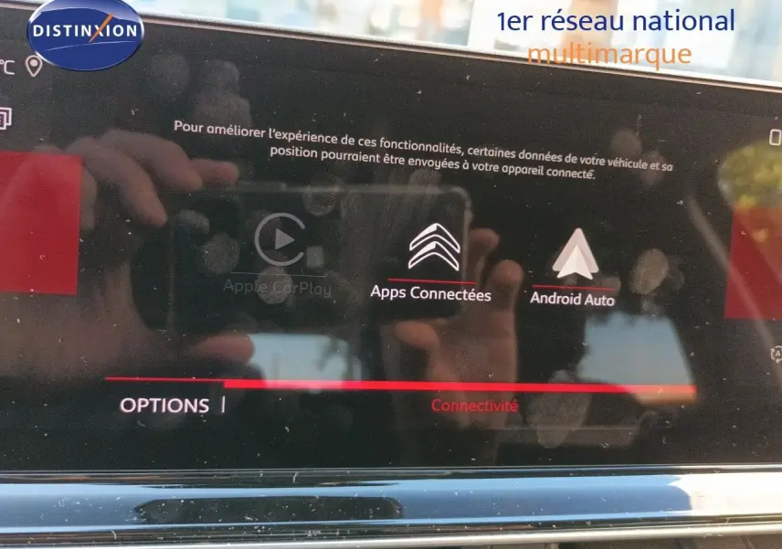 Écran tactile intérieur du Citroën C5 Aircross gris platinium, affichant les options de connectivité Apple CarPlay et Android Auto.