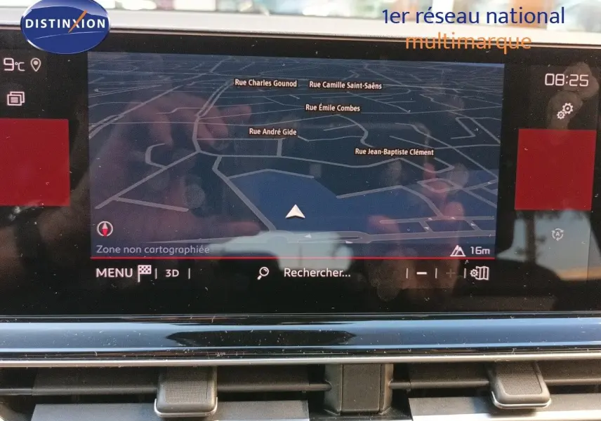Écran tactile central du tableau de bord du Citroën C5 Aircross 2025, affichant la navigation GPS en mode 3D.