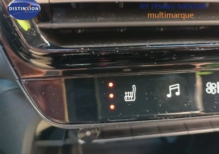 Détail du panneau de commande tactile noir avec icône de siège chauffant activé dans une Citroën C5 Aircross gris platinium.