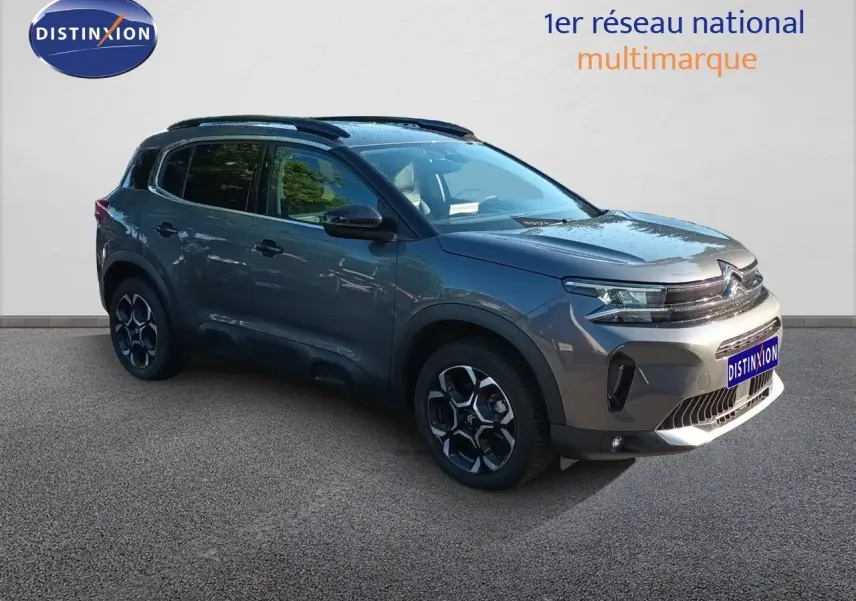 Citroën C5 Aircross gris platinium métal en 3/4 avant droit, avec jantes noires et toit noir contrasté.