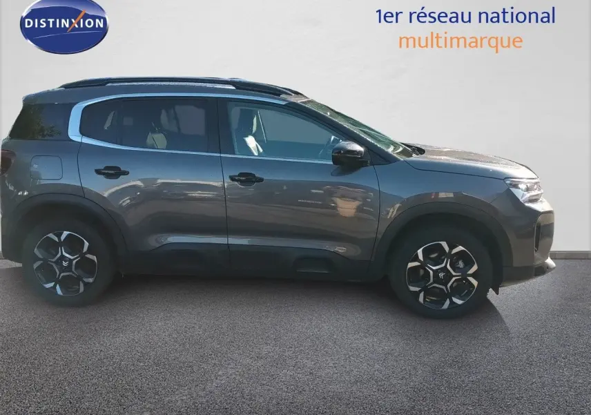 Profil droit du Citroën C5 Aircross gris platinium métal 2025 avec jantes bi-ton et toit noir contrasté.