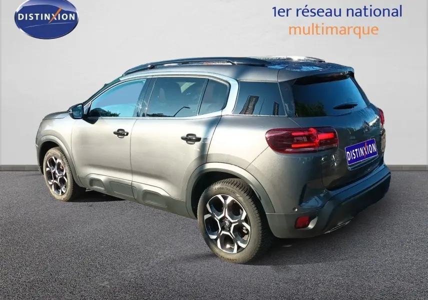 SUV Citroën C5 Aircross gris platinium métal vu en 3/4 arrière droit, avec jantes bi-ton et vitres teintées.