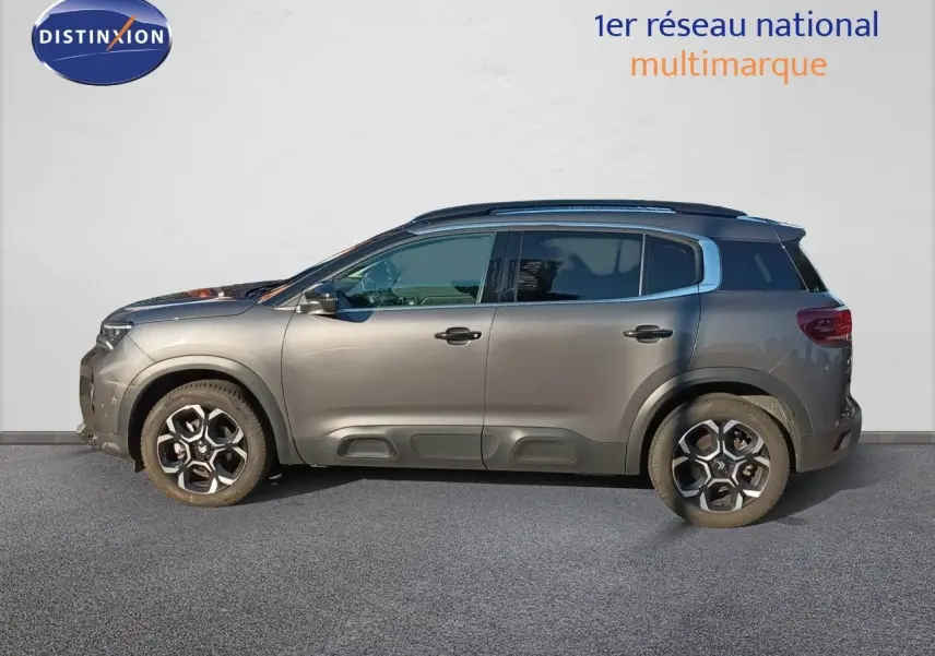 Profil droit du Citroën C5 Aircross 2025 gris platinium métal avec toit noir et jantes bi-ton distinctives.