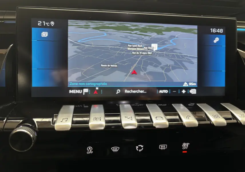 Écran tactile central avec navigation 3D et commandes piano dans l'habitacle d'une Peugeot 508 gris foncé de 2019.