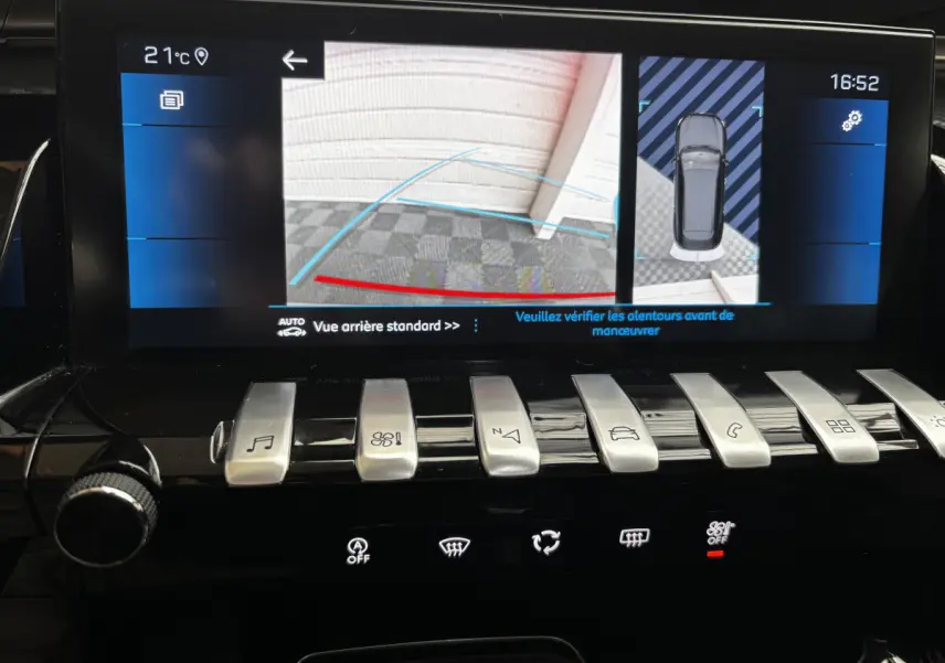 Écran tactile central affichant la caméra de recul et l'aide au stationnement de la Peugeot 508 gris foncé, vue intérieure.