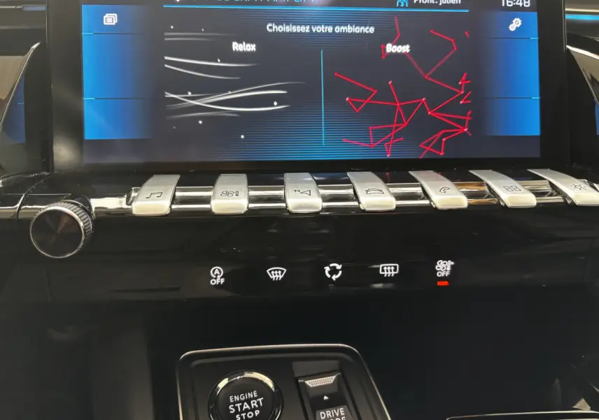 Vue rapprochée de la console centrale de la Peugeot 508 gris foncé, mettant en valeur l'écran tactile et les commandes piano.