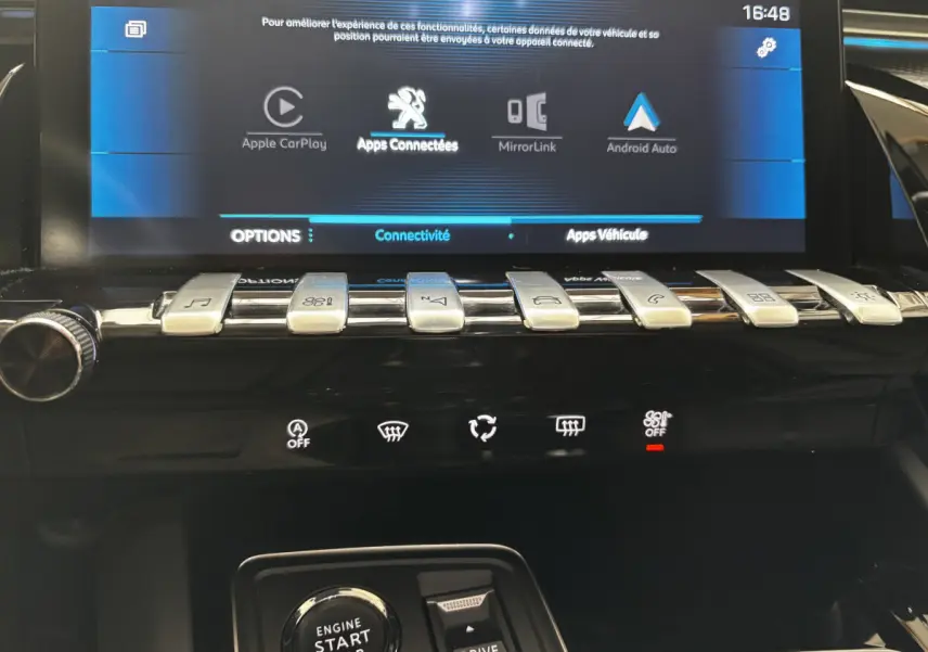 Vue rapprochée du tableau de bord noir de la Peugeot 508 2019 avec écran tactile et commandes chromées.