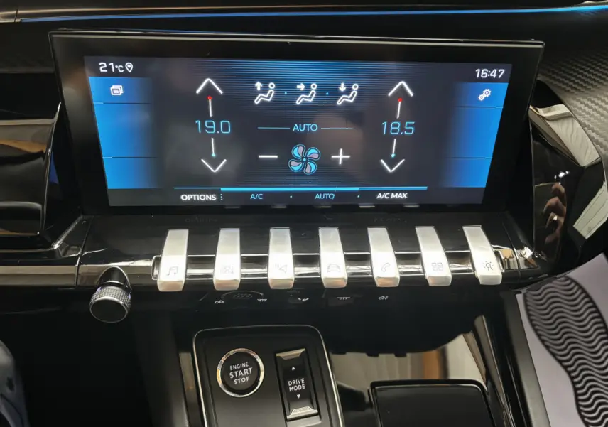 Gros plan sur la console centrale de la Peugeot 508 gris foncé, avec écran tactile et commandes en métal brossé.