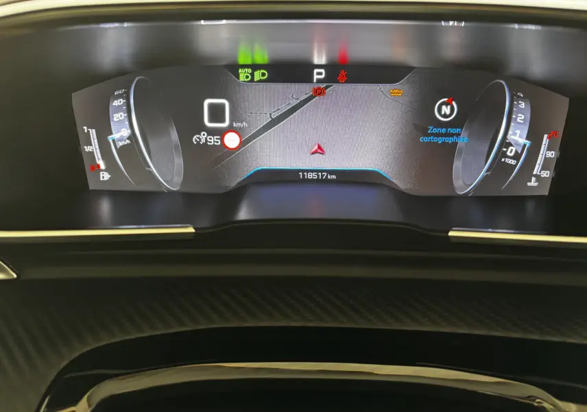 Tableau de bord numérique de Peugeot 508 2019 affichant la vitesse, la navigation et les alertes en gros plan.
