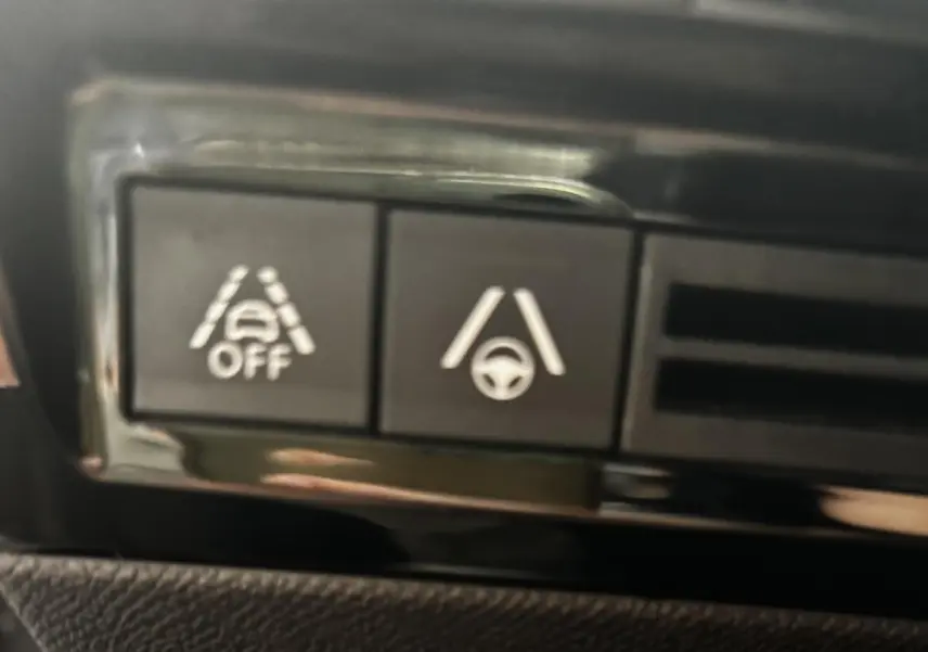 Boutons de commande d'aide à la conduite sur le tableau de bord de la Peugeot 508 gris foncé, version 2019.