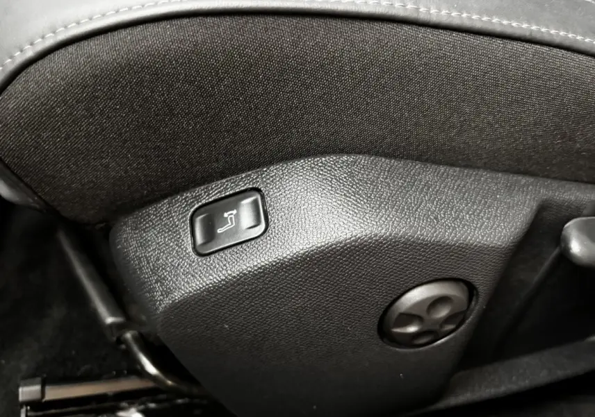 Détail de la commande de réglage du siège en tissu gris foncé dans une Peugeot 508 BlueHDi 2019
