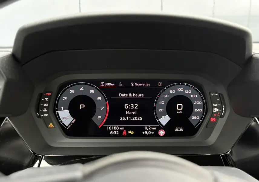 Vue rapprochée du tableau de bord numérique de l'Audi A3 Berline 2024 affichant la vitesse, le régime moteur et la date.