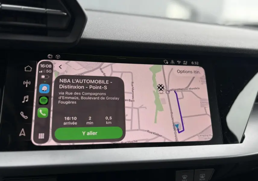 Écran tactile central de l'Audi A3 Berline 2024 affichant la navigation avec itinéraire et applications connectées.