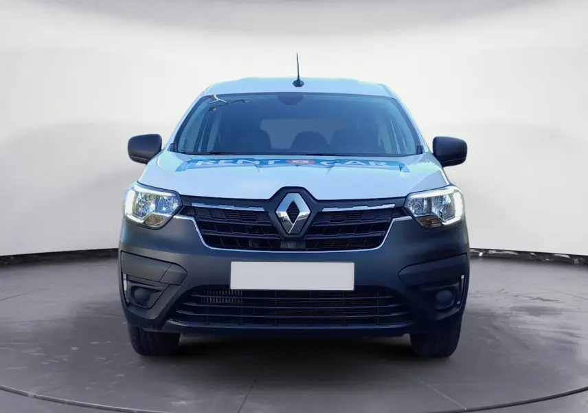 Vue de face d’un Renault Express Van blanc 2023 avec pare-chocs noir mat et logo Renault bien visible.