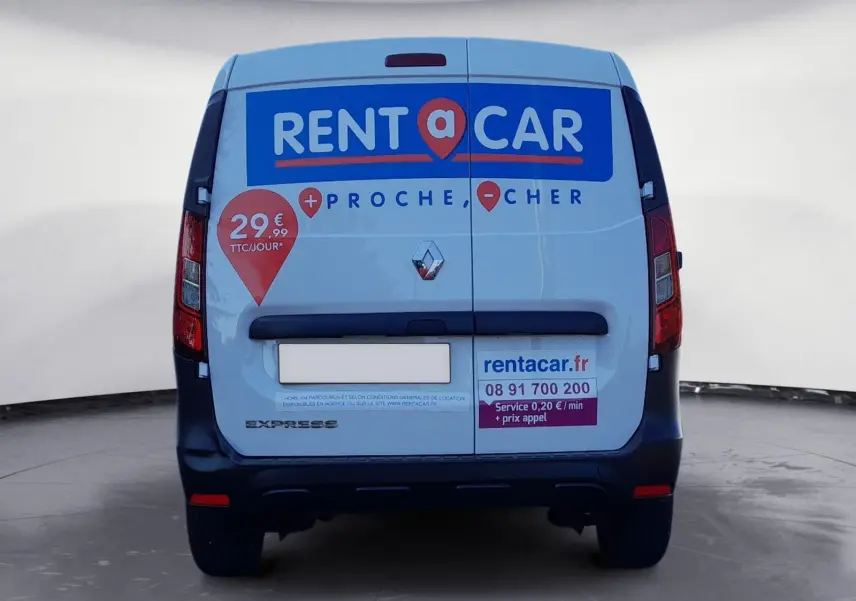 Vue arrière d’un Renault Express Van blanc 2023 avec marquage publicitaire Rent a Car et informations tarifaires visibles.