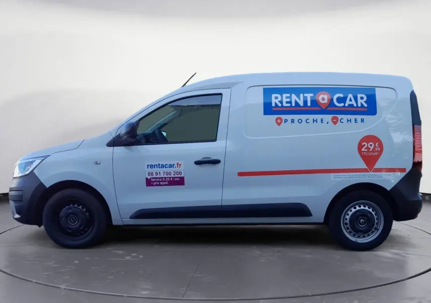Vue de profil côté gauche d'un Renault Express Van blanc 2023 avec marquage publicitaire Rent a Car sur la porte latérale.