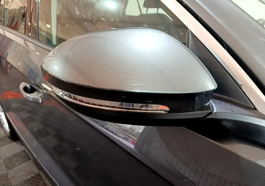 Rétroviseur droit gris foncé avec clignotant intégré sur Volkswagen T-Roc 1.0 TSI 110 LIFE BUSINESS 2022.