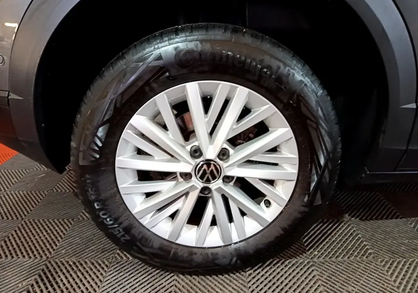 Gros plan sur la roue avant droite du Volkswagen T-Roc gris foncé avec jante alliage et pneu Continental.