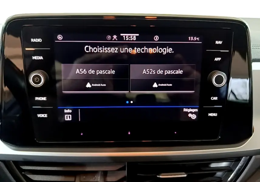 Écran tactile central du Volkswagen T-Roc 2022 affichant le choix de technologie Android Auto, vue frontale rapprochée.