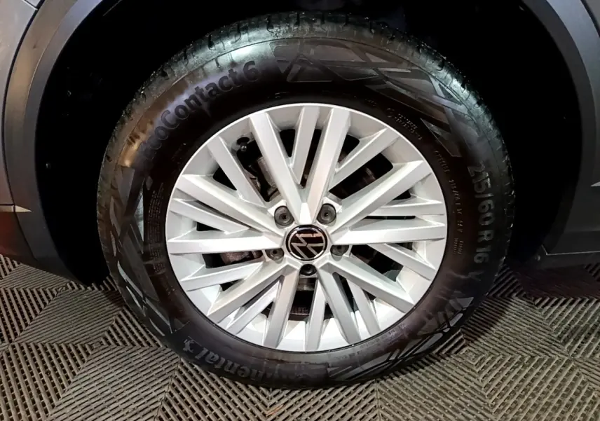 Gros plan sur la roue avant droite gris foncé du Volkswagen T-Roc 2022 avec jante alliage et pneu Continental.