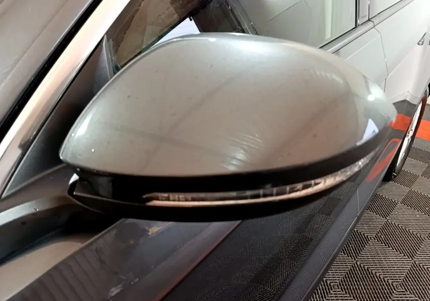 Gros plan sur le rétroviseur droit gris foncé du Volkswagen T-Roc 1.0 TSI 110 LIFE BUSINESS 2022 avec clignotant intégré.