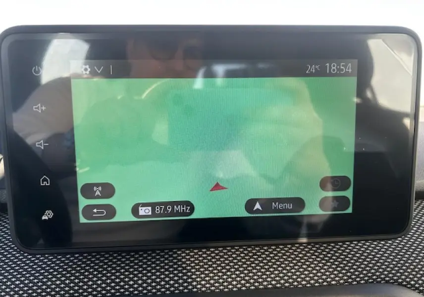 Écran tactile 8 pouces du système Media NAV de la Dacia Sandero Stepway 2025, affichant la navigation.