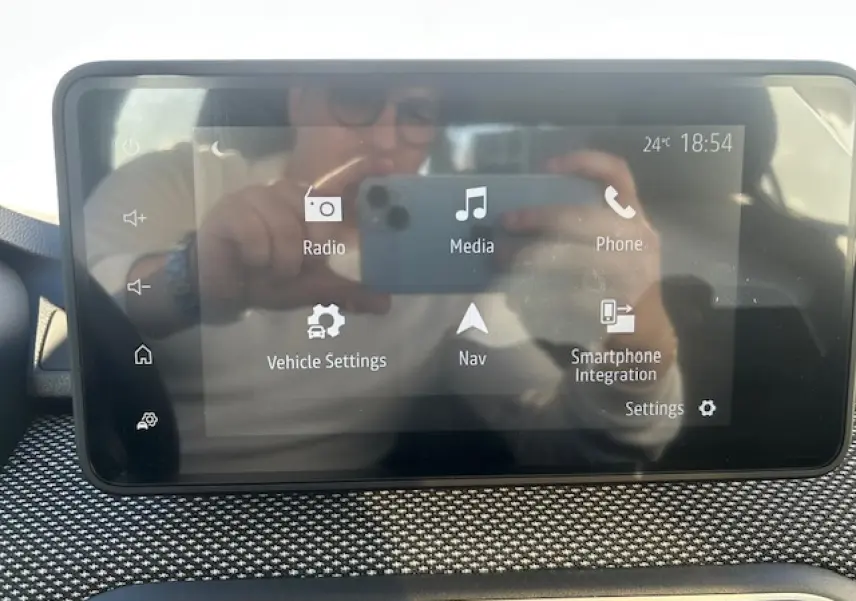 Écran tactile multimédia 8 pouces de la Dacia Sandero Stepway 2025, vue frontale du tableau de bord.