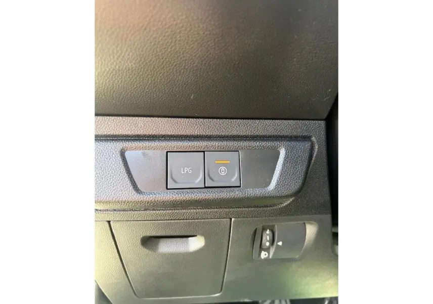 Gros plan sur les commandes LPG et verrouillage, intérieur noir du tableau de bord Dacia Sandero Stepway 2025.