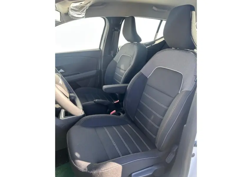 Vue intérieure côté gauche montrant les sièges avant noirs avec sellerie spécifique Stepway de la Dacia Sandero III blanche.