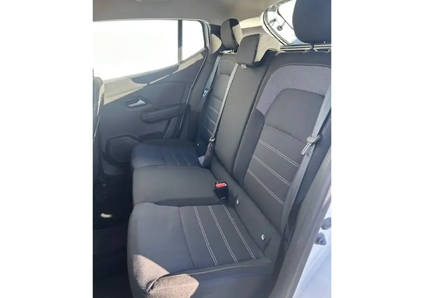 Vue intérieure côté droit des sièges arrière noirs de la Dacia Sandero Stepway III blanche 2025.