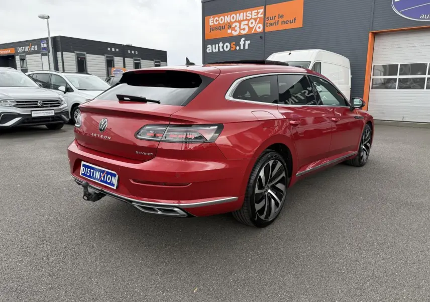 Volkswagen Arteon Shooting Brake rouge Roi vue 3/4 arrière droit avec attelage rabattable et jantes 19 pouces noires.