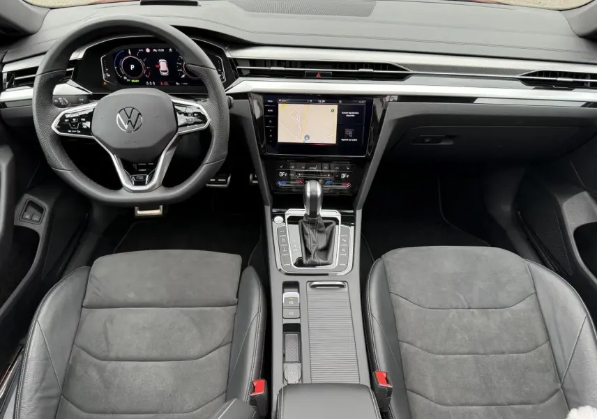 Intérieur vue avant du Volkswagen Arteon Shooting Brake 2023 avec tableau de bord numérique et sellerie microfleece grise.