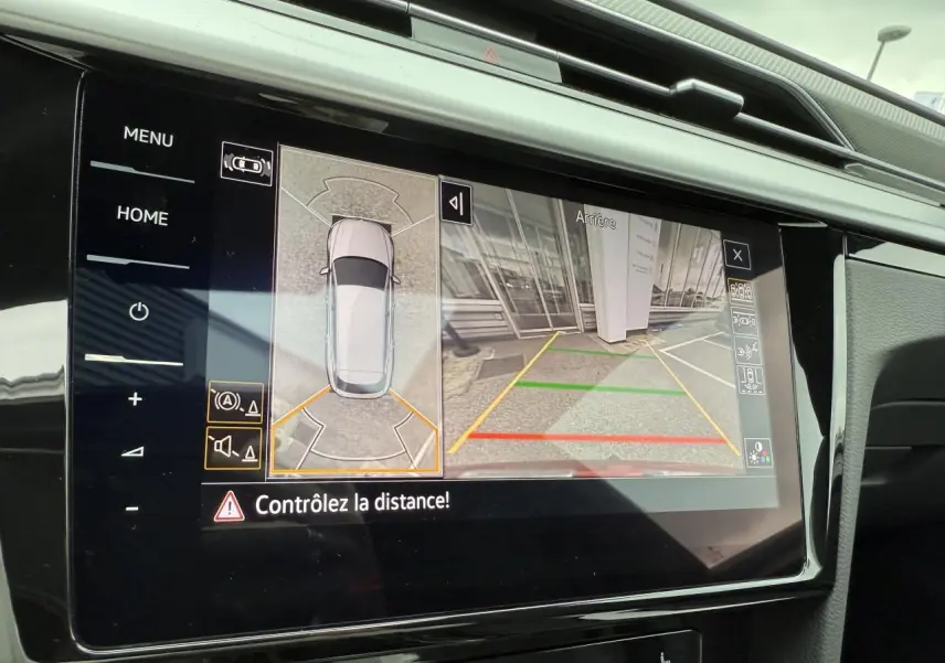 Écran tactile intérieur affichant la caméra de recul et l'aide au stationnement d'une Volkswagen Arteon Shooting Brake Rouge Roi.
