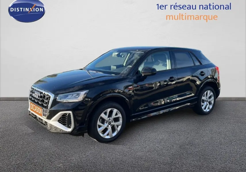 Audi Q2 noir mito metal en vue 3/4 avant droit, mettant en valeur sa calandre S-Line et ses jantes argentées.