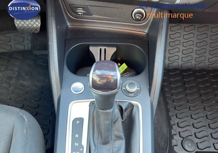 Le levier de vitesses automatique de l'Audi Q2 noir mito metal vu en gros plan au centre console intérieure.