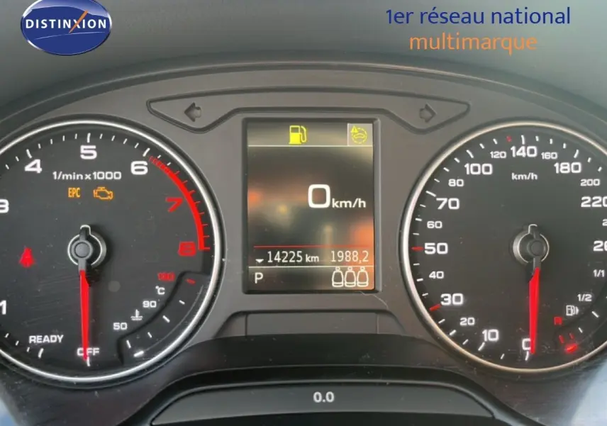 Vue rapprochée du tableau de bord de l'Audi Q2 35 TFSI 2023, affichant 0 km/h et 14 225 km au compteur.