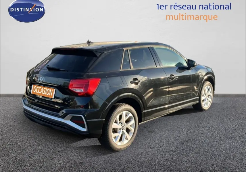 Audi Q2 noir mito metal vue 3/4 arrière droit, mettant en valeur ses feux arrière et jantes alliage.