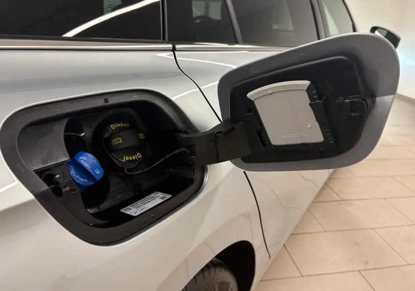 Bouchon de réservoir diesel ouvert côté gauche d’un Skoda Superb Combi gris argent 2025, avec bouchon AdBlue visible.
