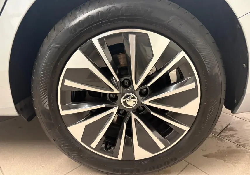 Gros plan sur la jante alliage bicolore et pneu Goodyear du Skoda Superb Combi gris argent 2025, côté roue avant.