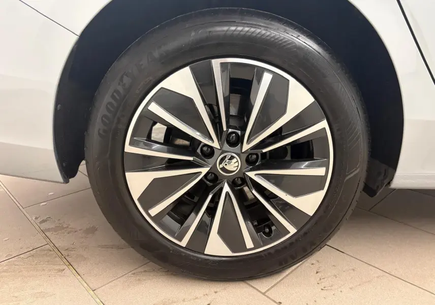 Gros plan sur la jante alliage bicolore et pneu Goodyear du côté gauche d’une Skoda Superb Combi gris argent 2025.
