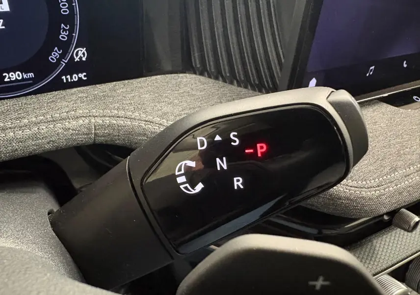 Gros plan sur le levier de vitesses automatique DSG7 du Skoda Superb Combi 2025, intérieur avec tissu gris argent.