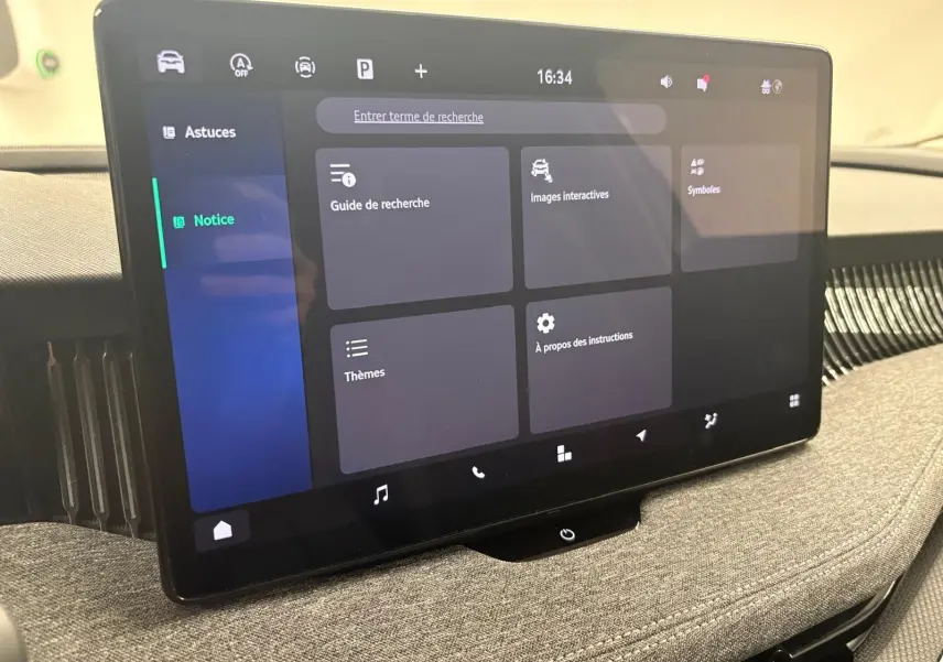 Écran tactile central de la Skoda Superb Combi 2025 gris argent, affichant le menu d’aide et paramètres.