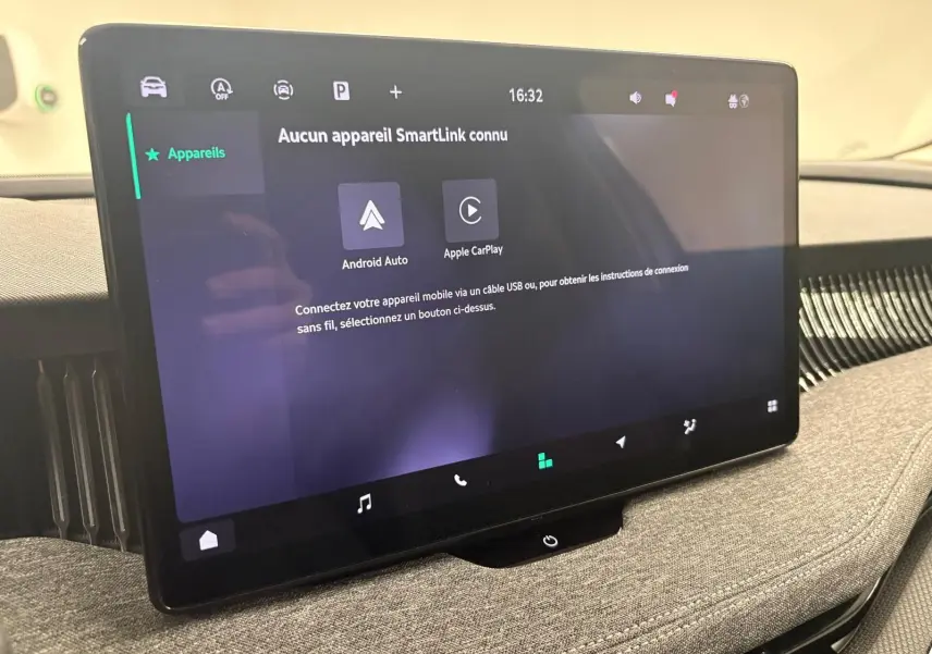 Écran tactile central du Skoda Superb Combi 2025, affichant les options Android Auto et Apple CarPlay, vue de près.