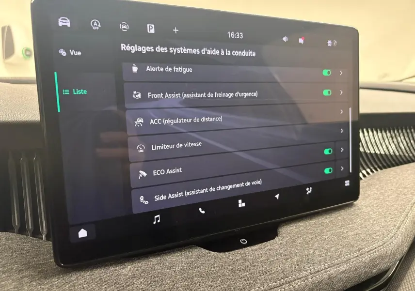 Écran tactile central affichant les réglages d'aides à la conduite dans une Skoda Superb Combi gris argent 2025.