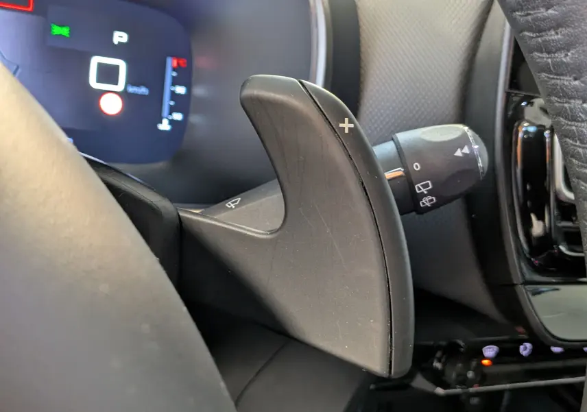 Gros plan sur la palette de changement de vitesse droite et le tableau de bord digital du Citroën C5 Aircross noir 2024.