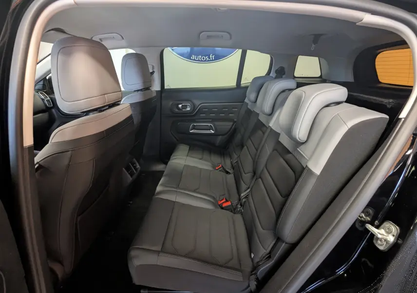 Vue intérieure côté droit sur la banquette arrière en tissu gris et cuir du Citroën C5 Aircross noir 2024.