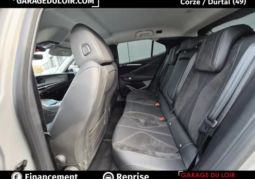 Vue intérieure côté droit montrant la banquette arrière en cuir et alcantara du DS4 beige 2024, avec détails couture rouges.